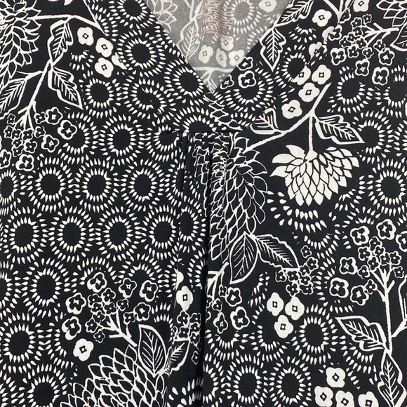 •secret treasures• {b & w} 3/4 Sleeved V-neck Slinky Boho Dahlia Printed Dress - Picture 4 of 13